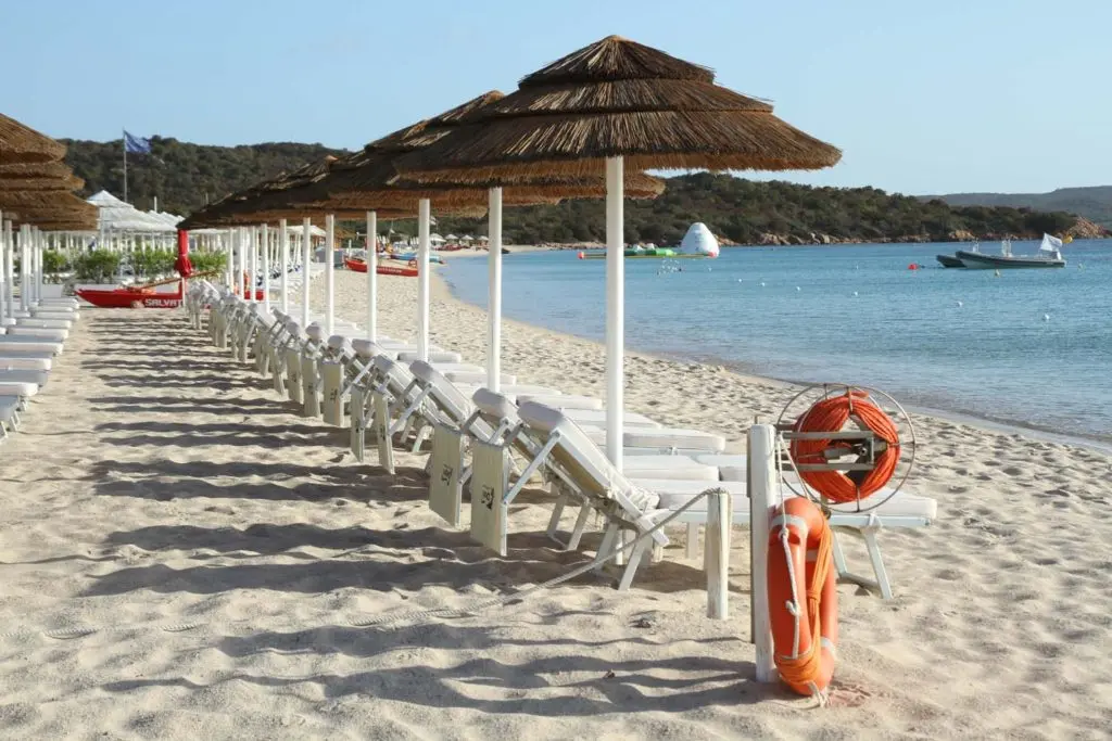 Il mare della Costa Smeralda davanti a Dolphin Beach