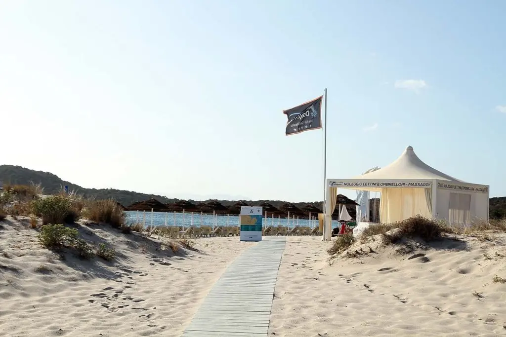 Ingresso dello stabilimento Dolphin Beach dalla spiaggia
