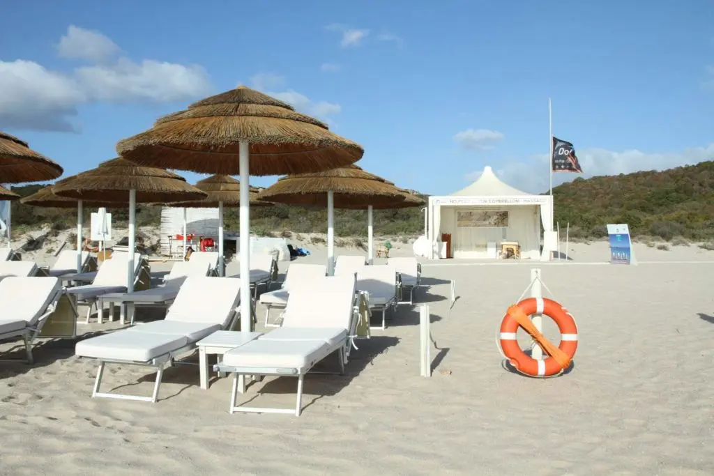 Postazioni con lettini Dolphin Beach a Liscia Ruja